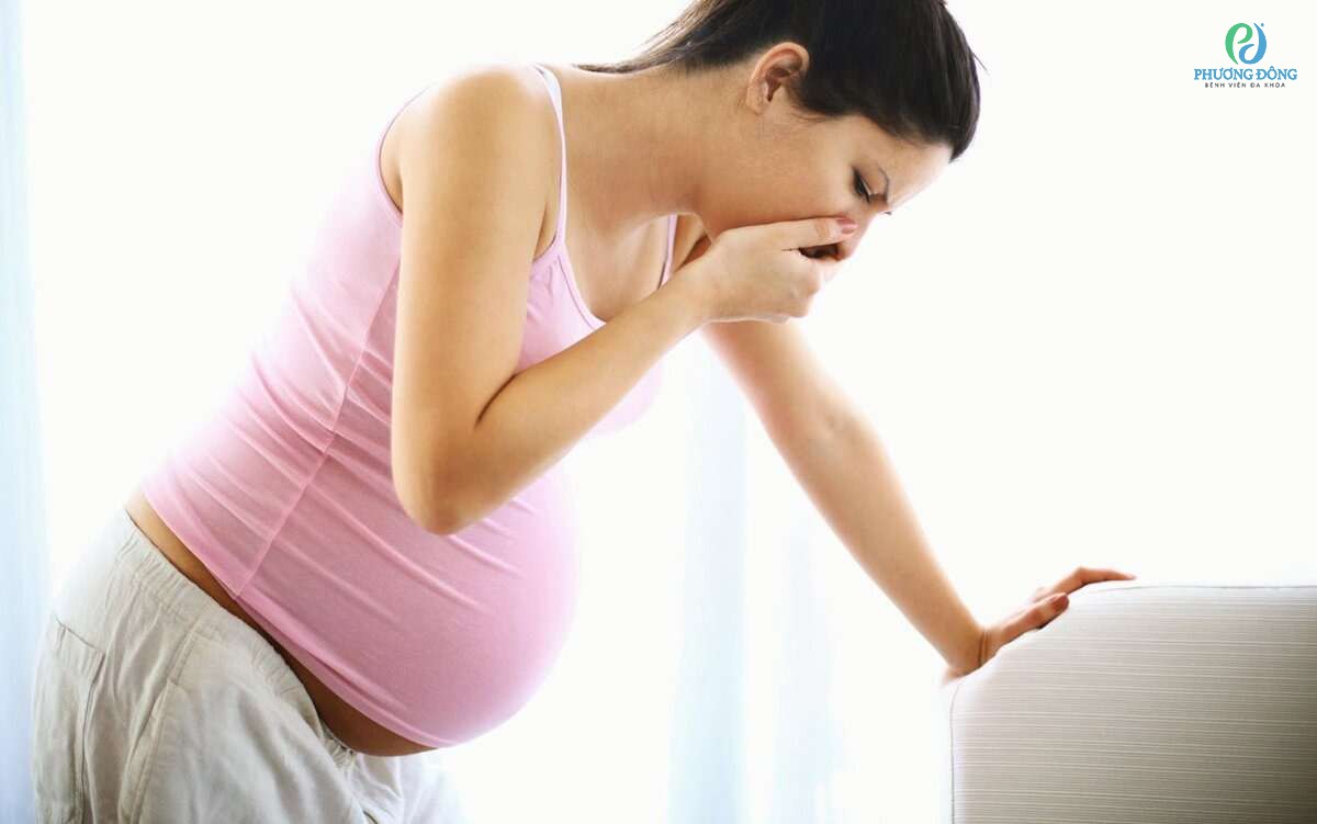 Buồn nôn, nôn là một trong những triệu chứng gan nhiễm mỡ thai kỳ