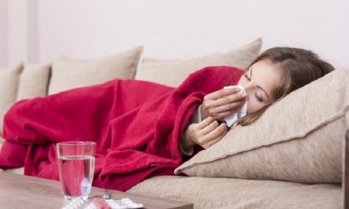 Sốt xuất huyết có được đắp chăn không?