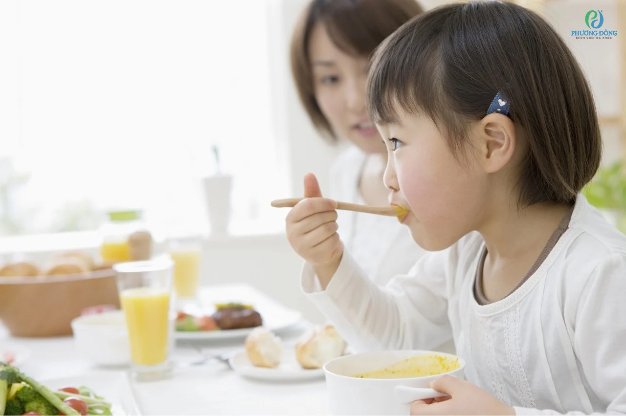 Trẻ em ăn yến có bị dậy thì sớm không?