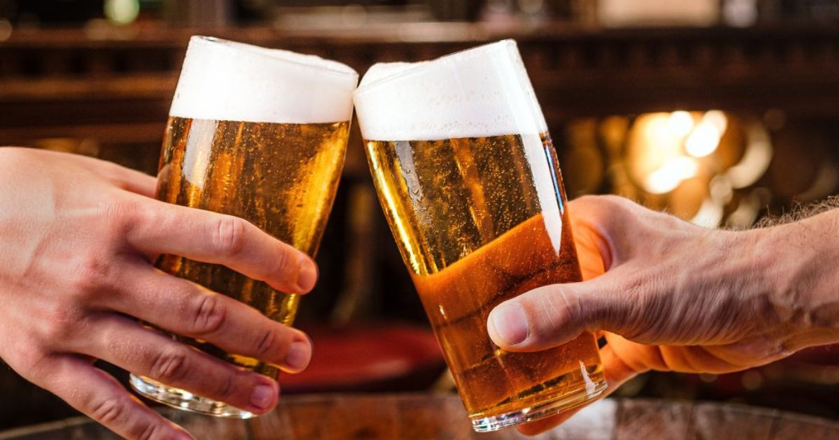 Bạn không nên uống các chất kích thích như rượu bia sau mổ