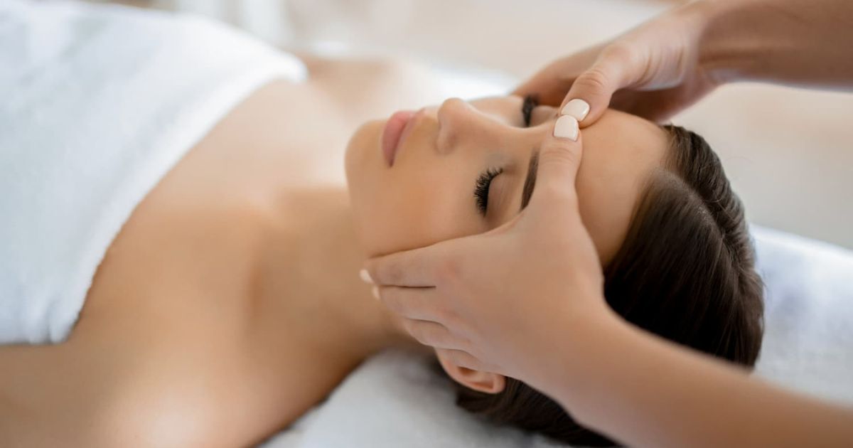 Bạn nên mát xa mắt theo hướng từ trong ra ngoài 