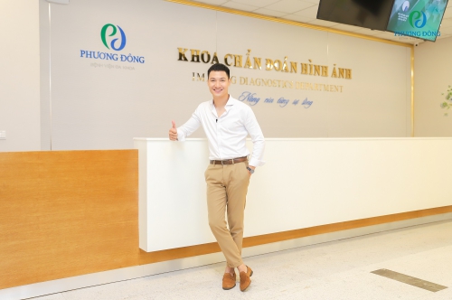 Diễn viên Mạnh Trường chụp ảnh kỷ niệm tại khoa Chẩn đoán hình ảnh