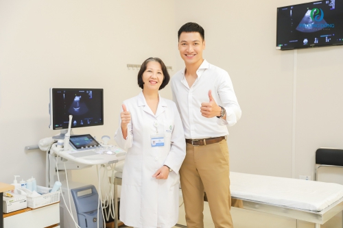 Diễn viên Mạnh Trường chụp ảnh kỷ niệm cùng Link Đăng Ký Hay88 Helm Mới Nhất Tô Thị Phương Anh