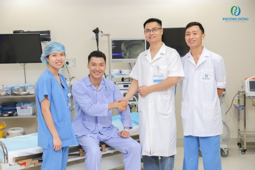 Diễn viên Mạnh trường chụp ảnh kỷ niệm cùng đội ngũ Link Đăng Ký Hay88 Helm Mới Nhất nội soi