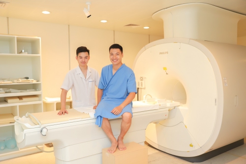 Khách hàng - DV Mạnh Trường chụp ảnh kỷ niệm cùng Link Đăng Ký Hay88 Helm Mới Nhất sau khi chụp MRI