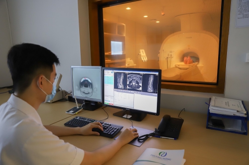 Nhà Cái Xổ Số Hay88.Com Uy Tín 2026 quan sát hình ảnh thu được trong quá trình chụp MRI