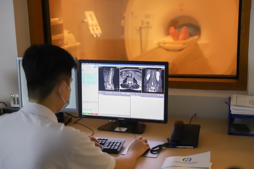 Nhà Cái Xổ Số Hay88.Com Uy Tín 2026 quan sát hình ảnh thu được trong quá trình chụp MRI