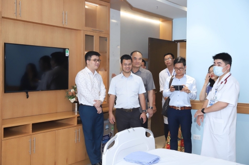 Đại diện hai bên thăm quan phòng bệnh