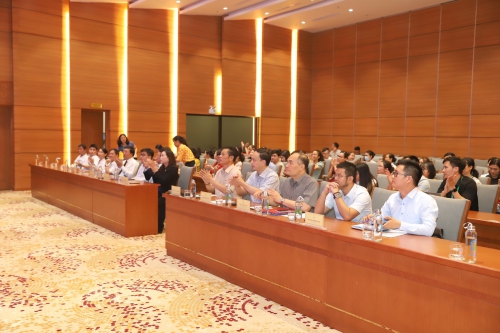 Cán bộ nhân viên và khách tham gia buổi lễ ký kết