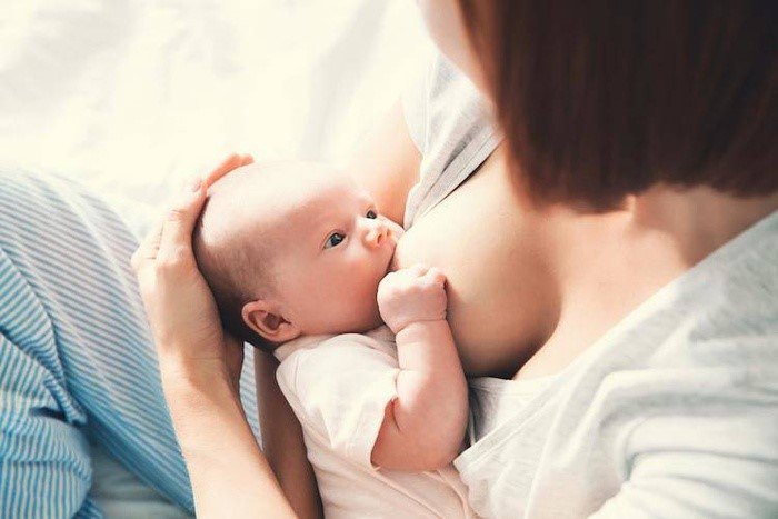 Tích cực cho bé bú mẹ là cách đẩy sản dịch ra nhanh