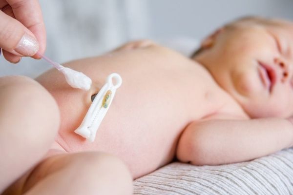 Vệ sinh đúng cách là việc làm cha mẹ cần thực hiện với bé sơ sinh